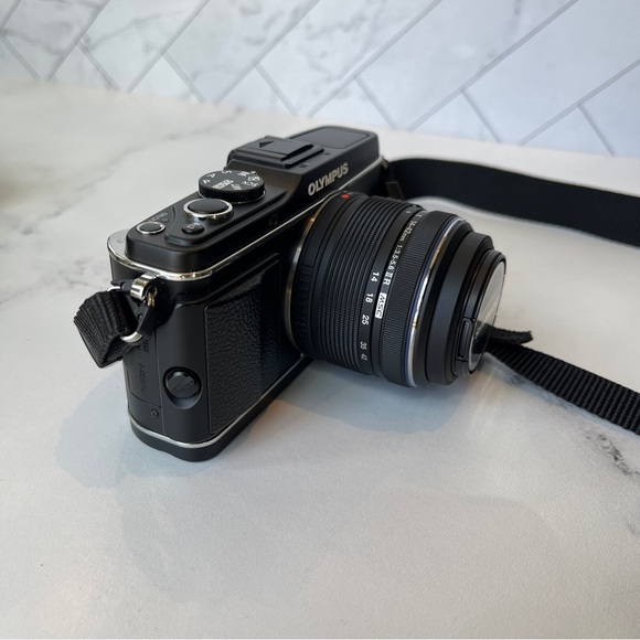 Olympus PEN E-P3 Mirrorless Digital Camera with Accessories and 2 Zoom Lenses - Picture 3 of 16